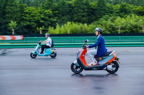 頂級設(shè)計(jì)硬核性能 雅迪電動(dòng)車城市高端品牌VFLY震撼上市